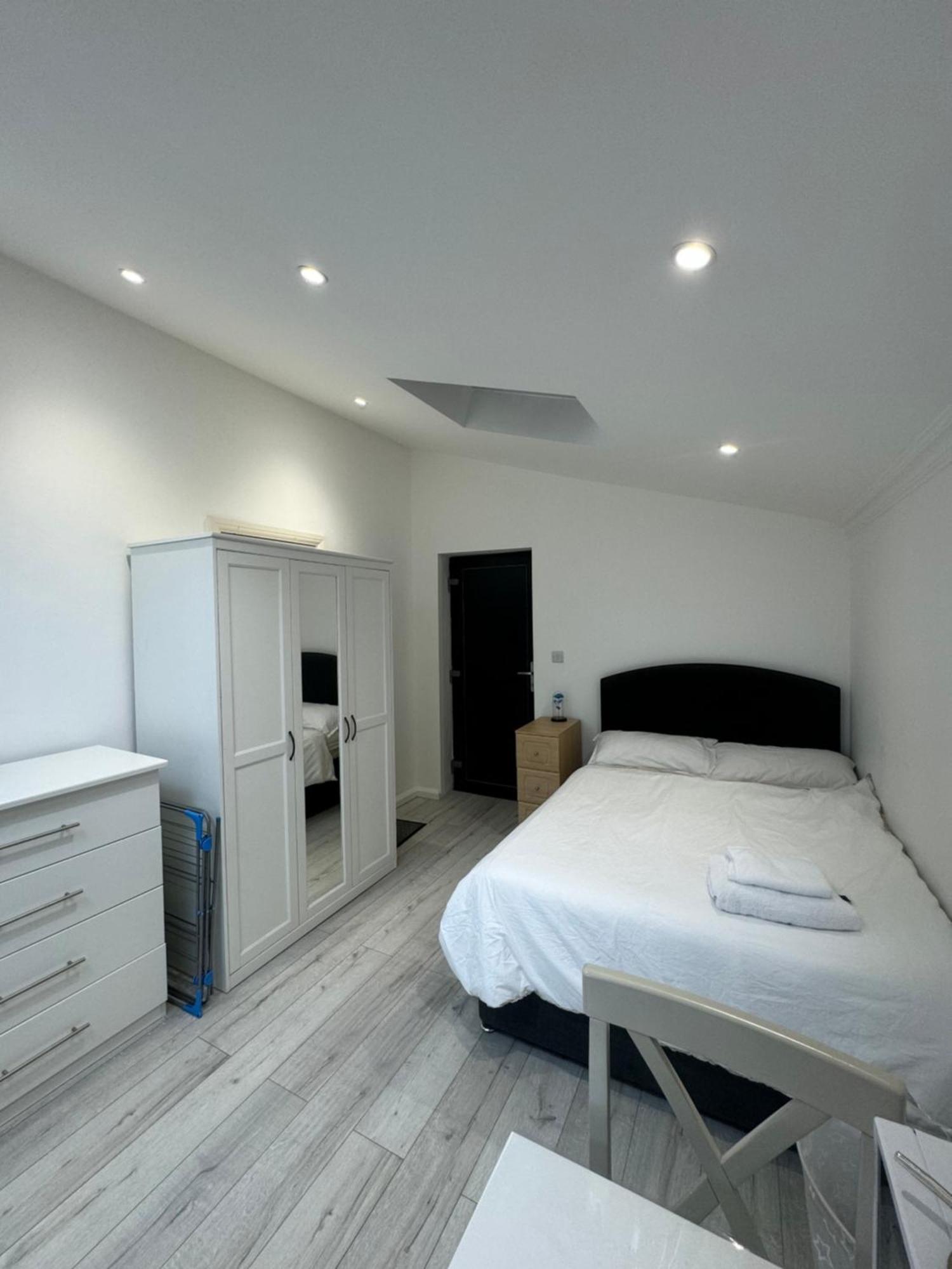 Studio Room Next To Gatwick كرولي المظهر الخارجي الصورة