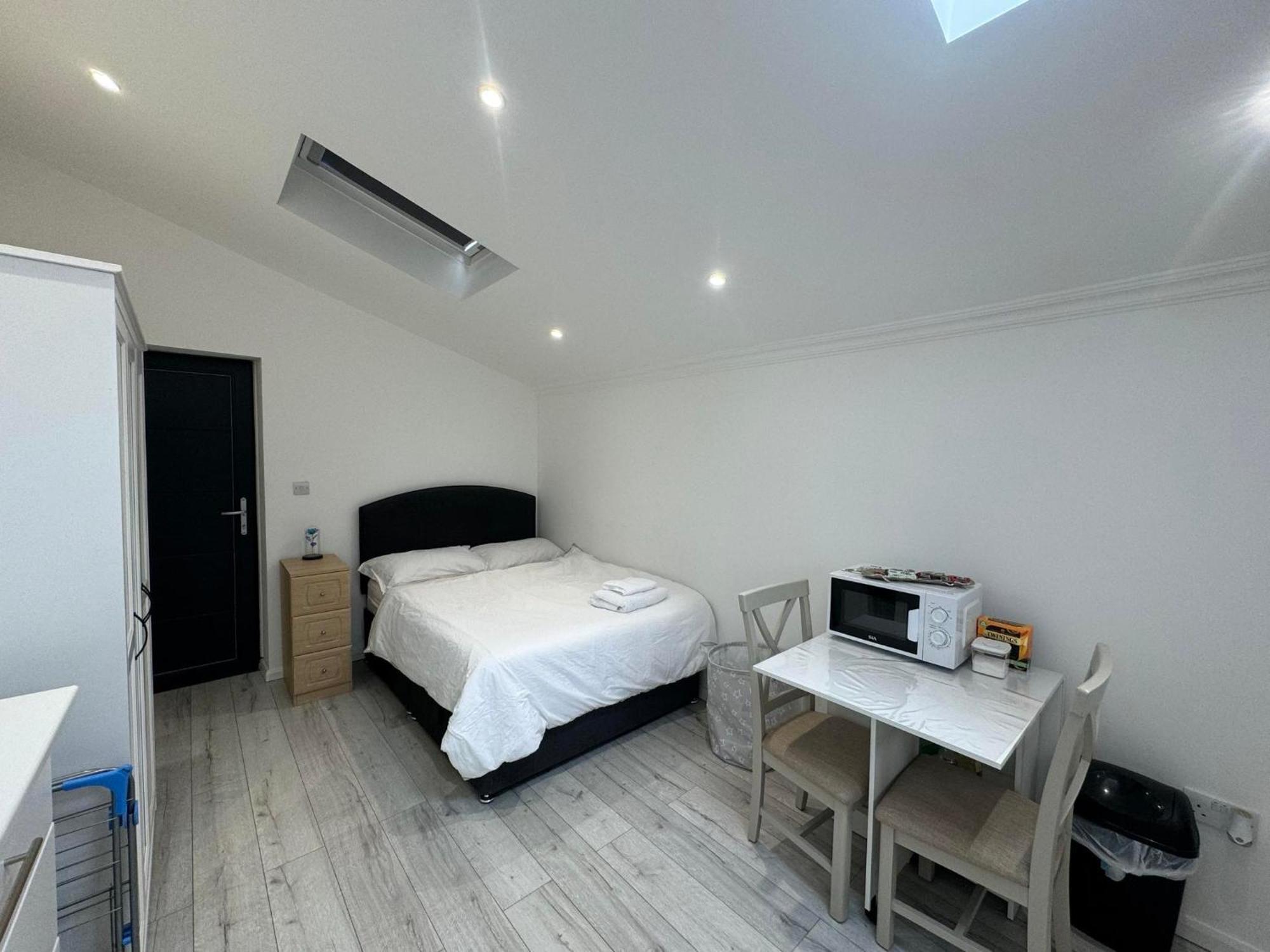 Studio Room Next To Gatwick كرولي المظهر الخارجي الصورة